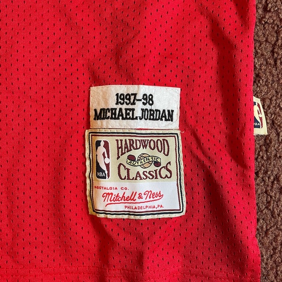 Michael Jordan Chicago Bulls (Home) Jersey (23) - Picture 6 of 7